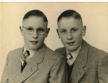 Klik voor foto in apart venster roelof_v_marle__1930__en_anton_karel_v_marle.jpg